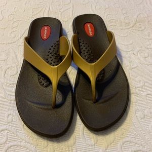 Okabashi M/L gold flip flop